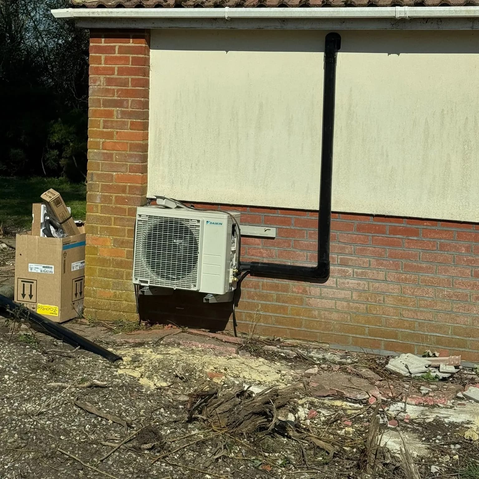 Neat outdoor finish: air conditioning installed by Urban Heating & Cooling, Pipework in tidy trunking